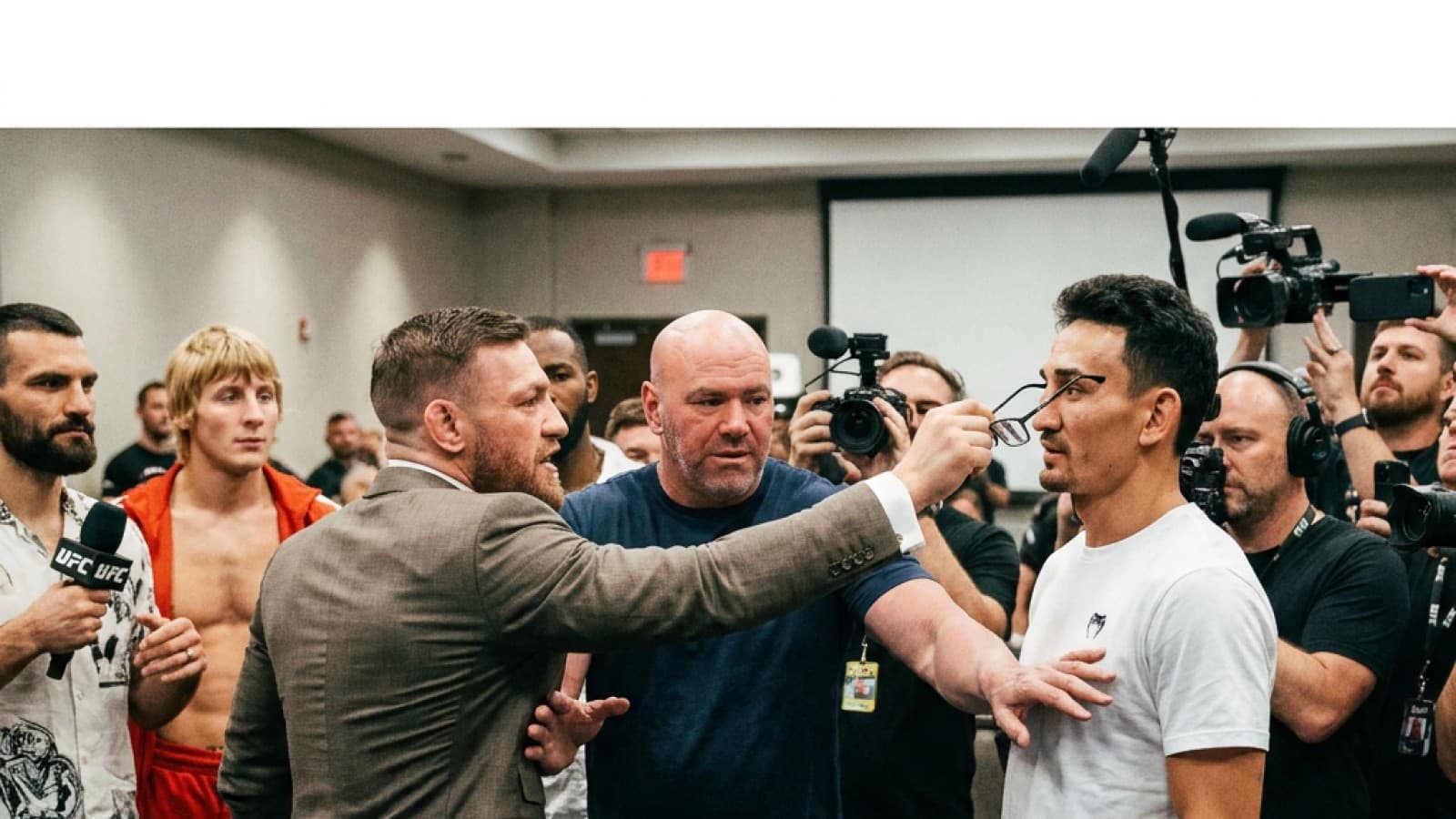 Конор Макгрегор устроил шоу на пресс-конференции UFC