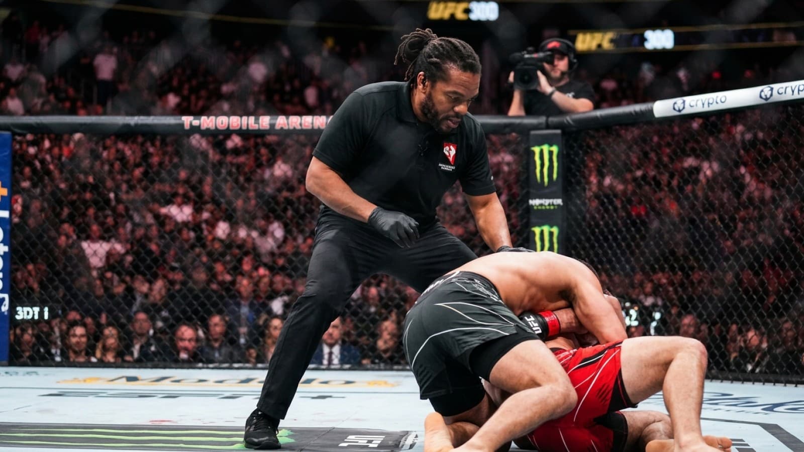 Как работают рефери UFC и почему их критикуют